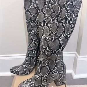Brand New Journee Tavia Women's Faux Snakeskin Knee-High Boots Size 11
